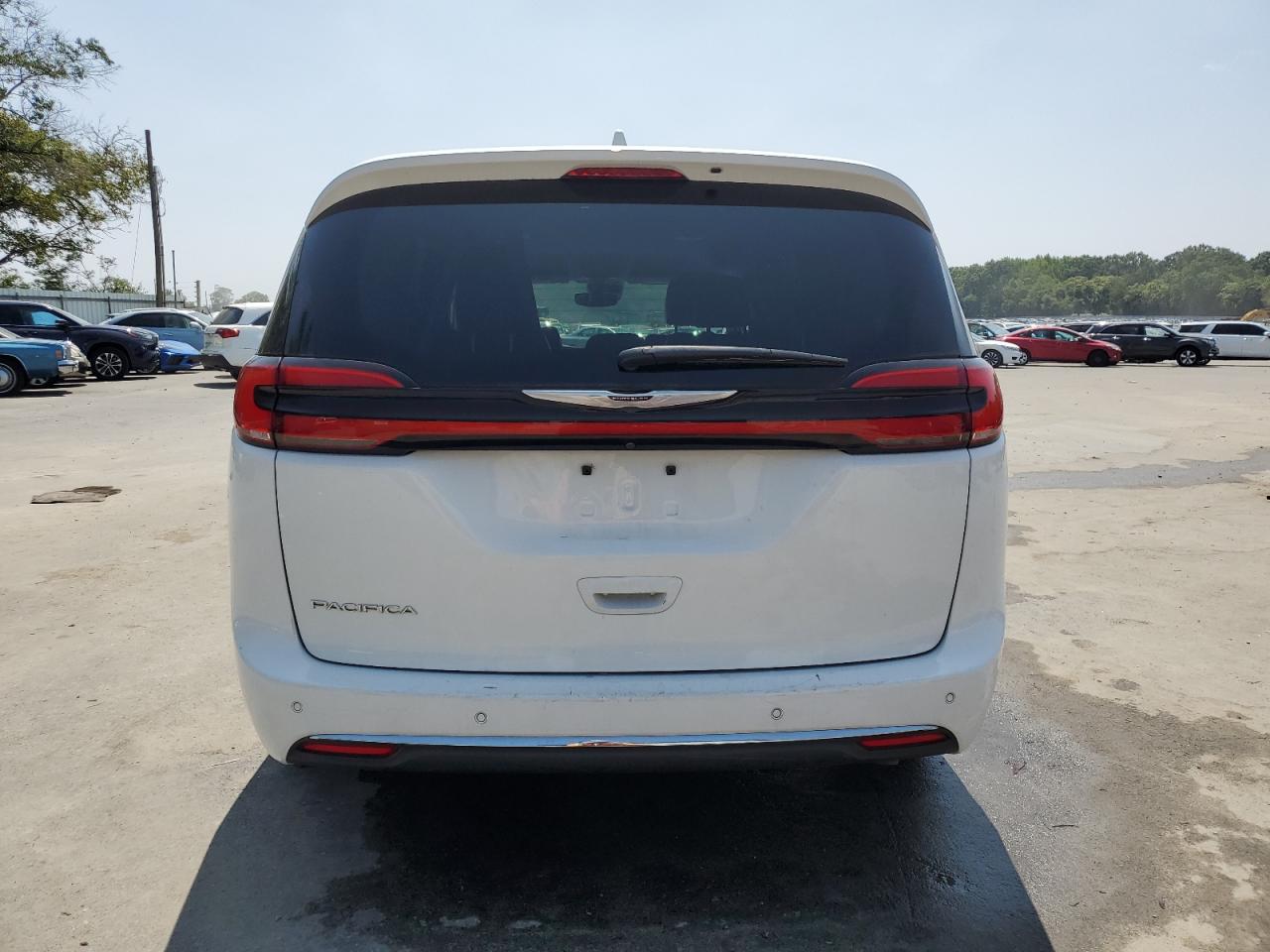 Chrysler Pacifica Touring L Image 2