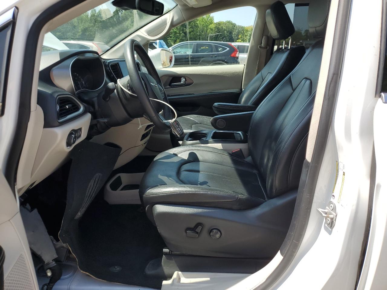 Chrysler Pacifica Touring L Image 4