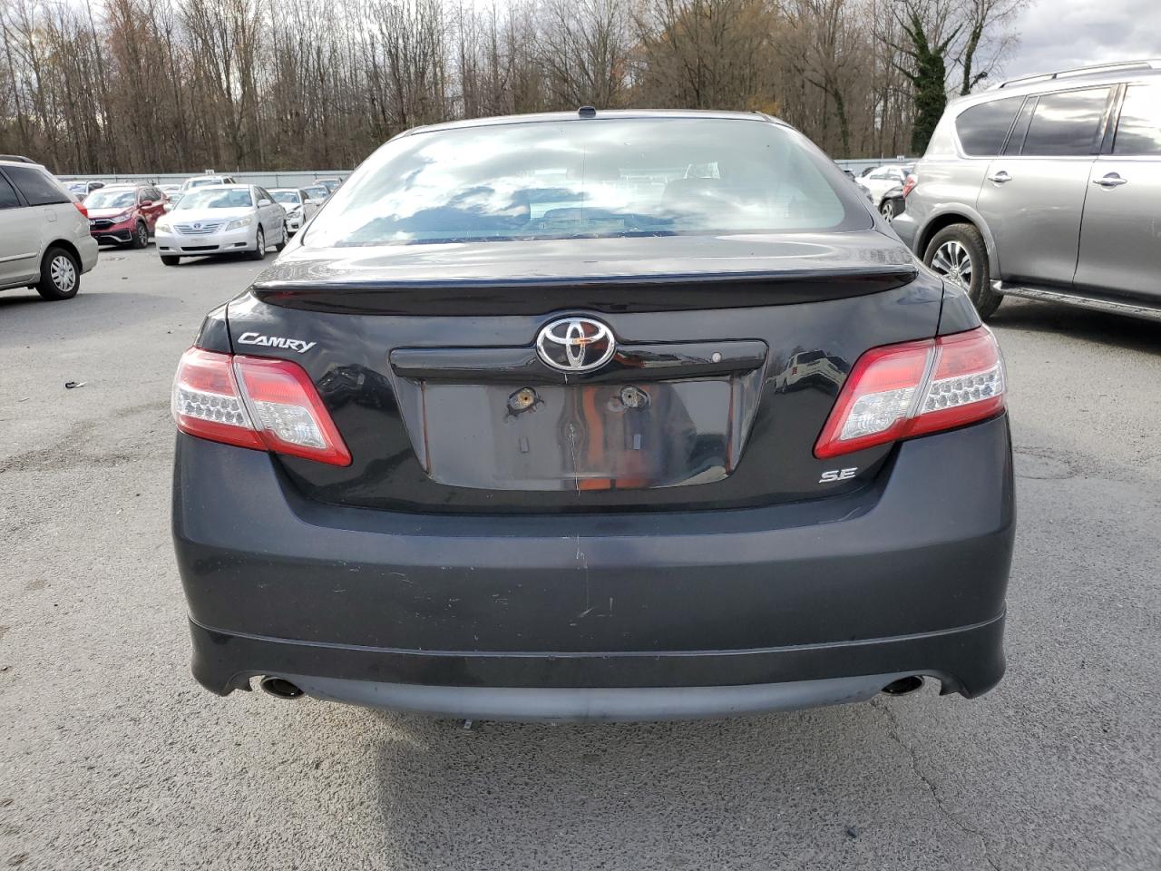 Toyota Camry Base Image 3