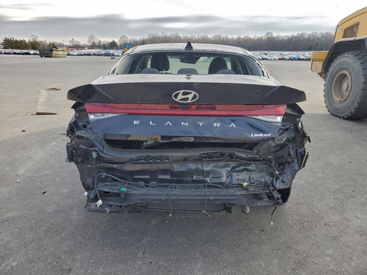 Hyundai ELANTRA Limited Image 13