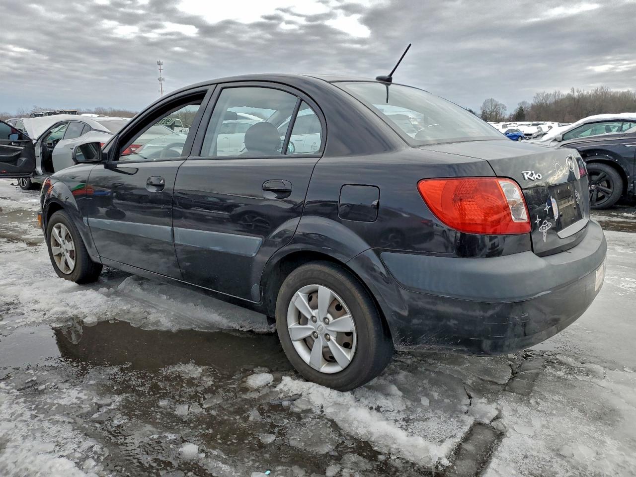 Kia Rio Base Image 5