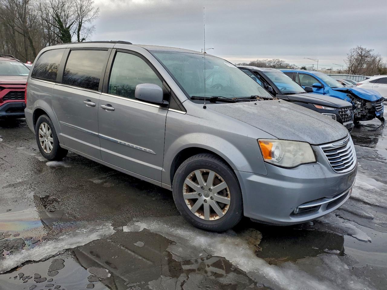Chrysler Minivan Touring Image 7