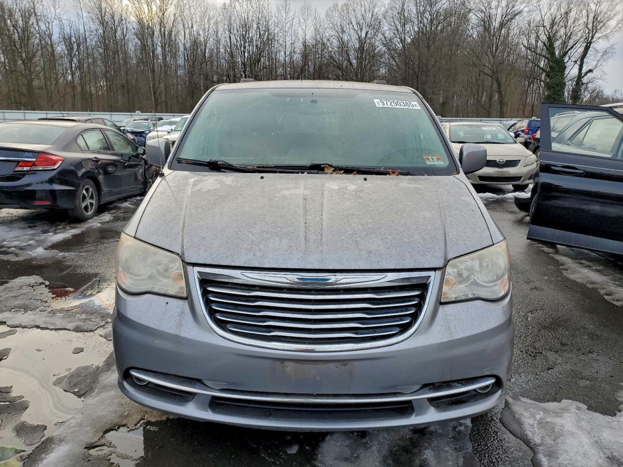 Chrysler Minivan Touring Image 3
