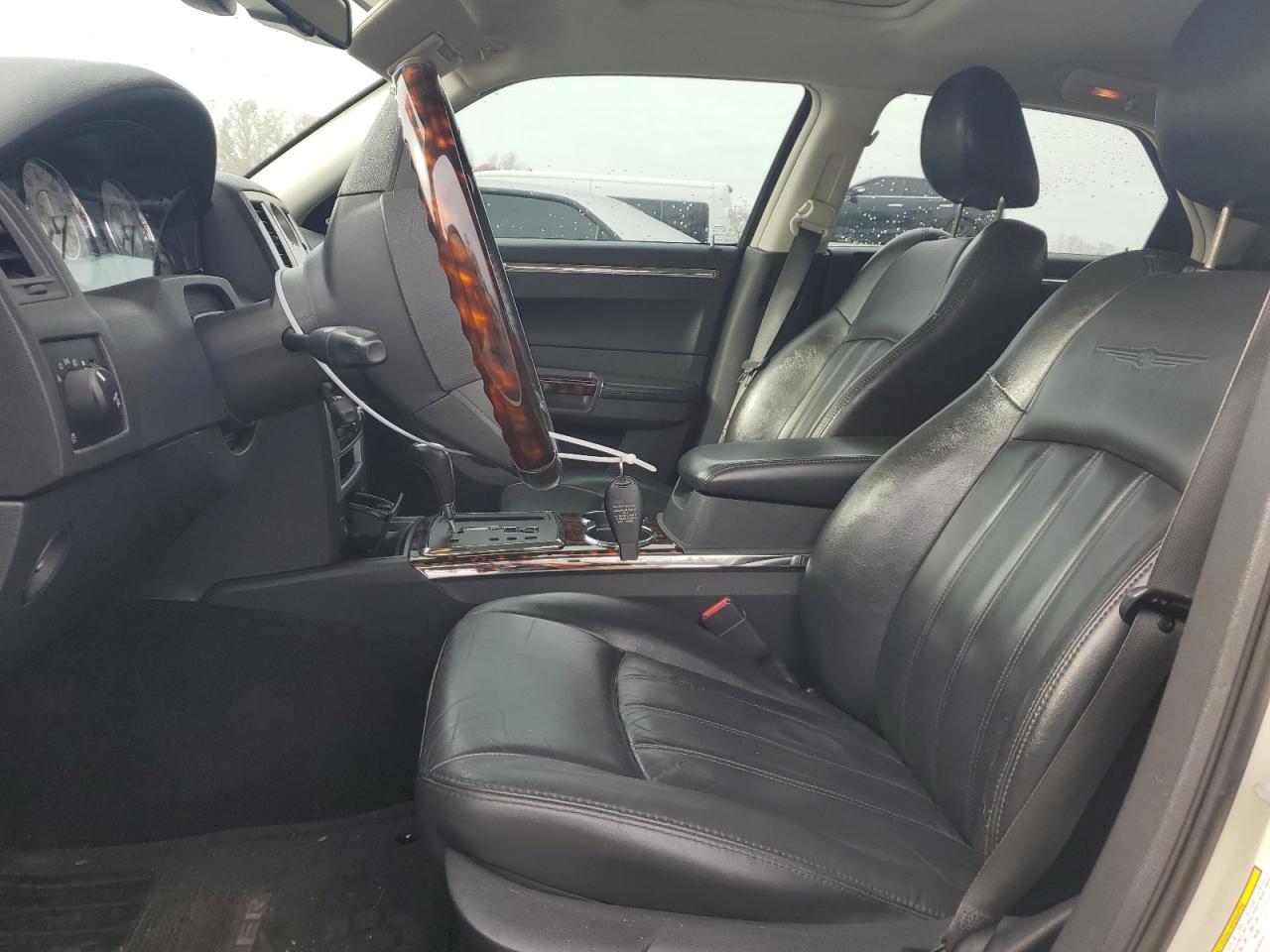 Chrysler 300 Image 9