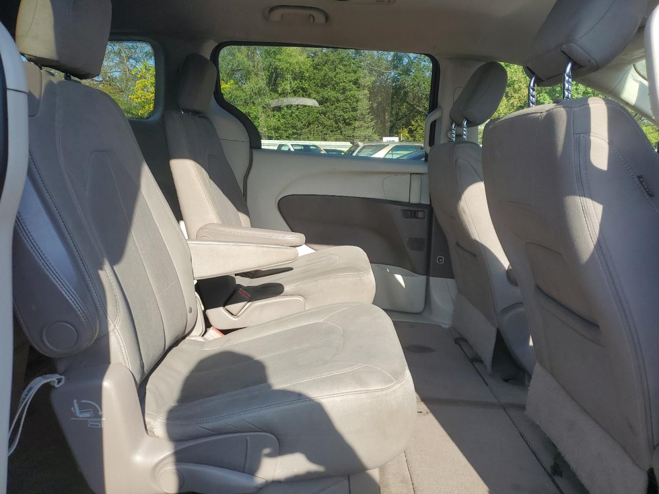 Chrysler Pacifica Touring Image 13