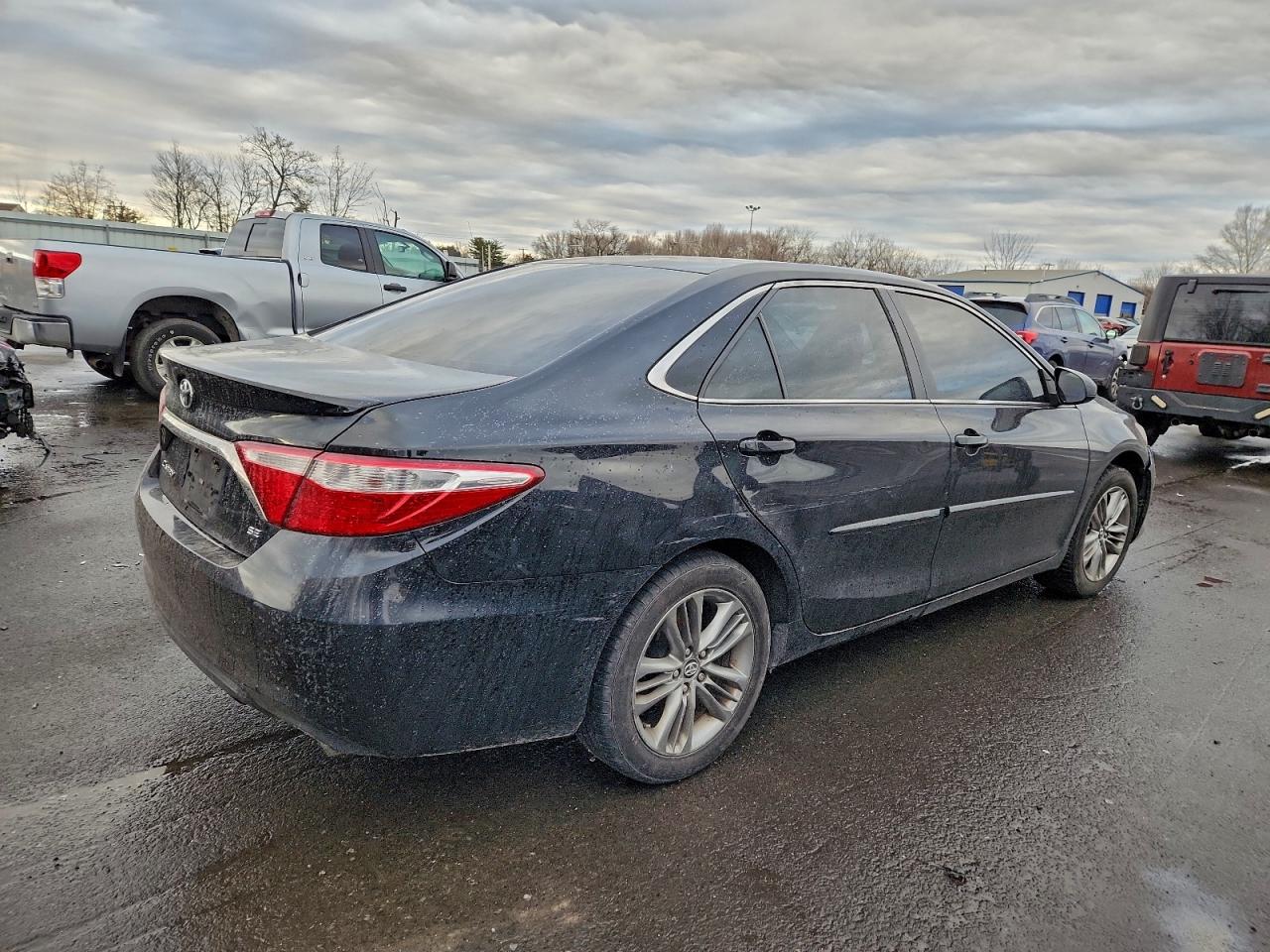 Toyota Camry Le Image 11
