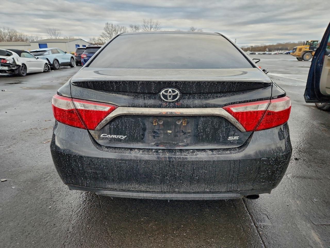 Toyota Camry Le Image 4