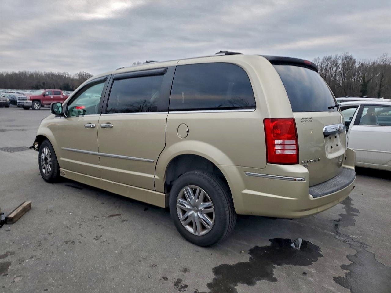 Chrysler Minivan Limited Image 5