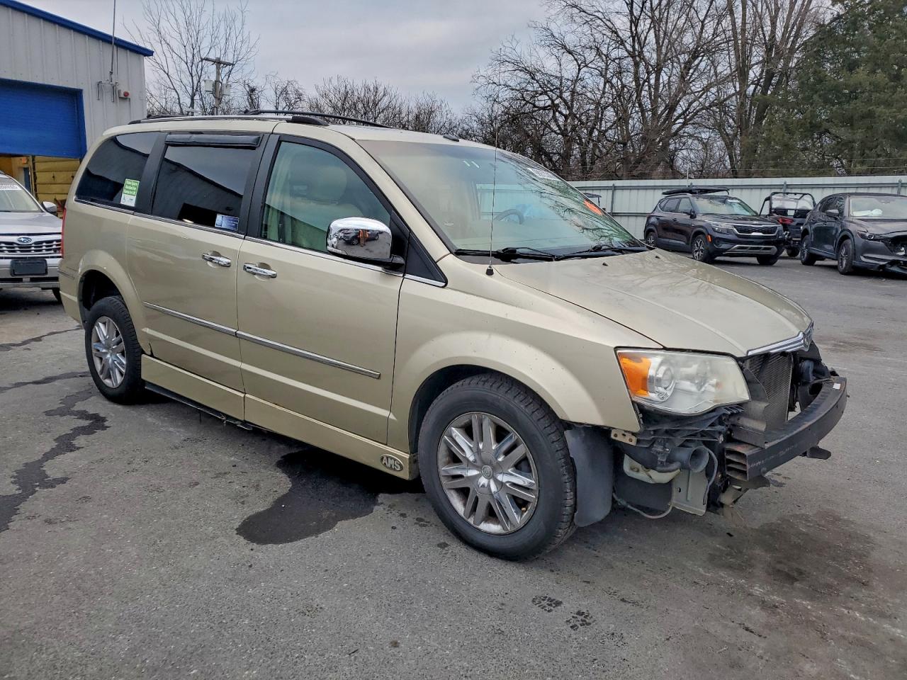 Chrysler Minivan Limited Image 11