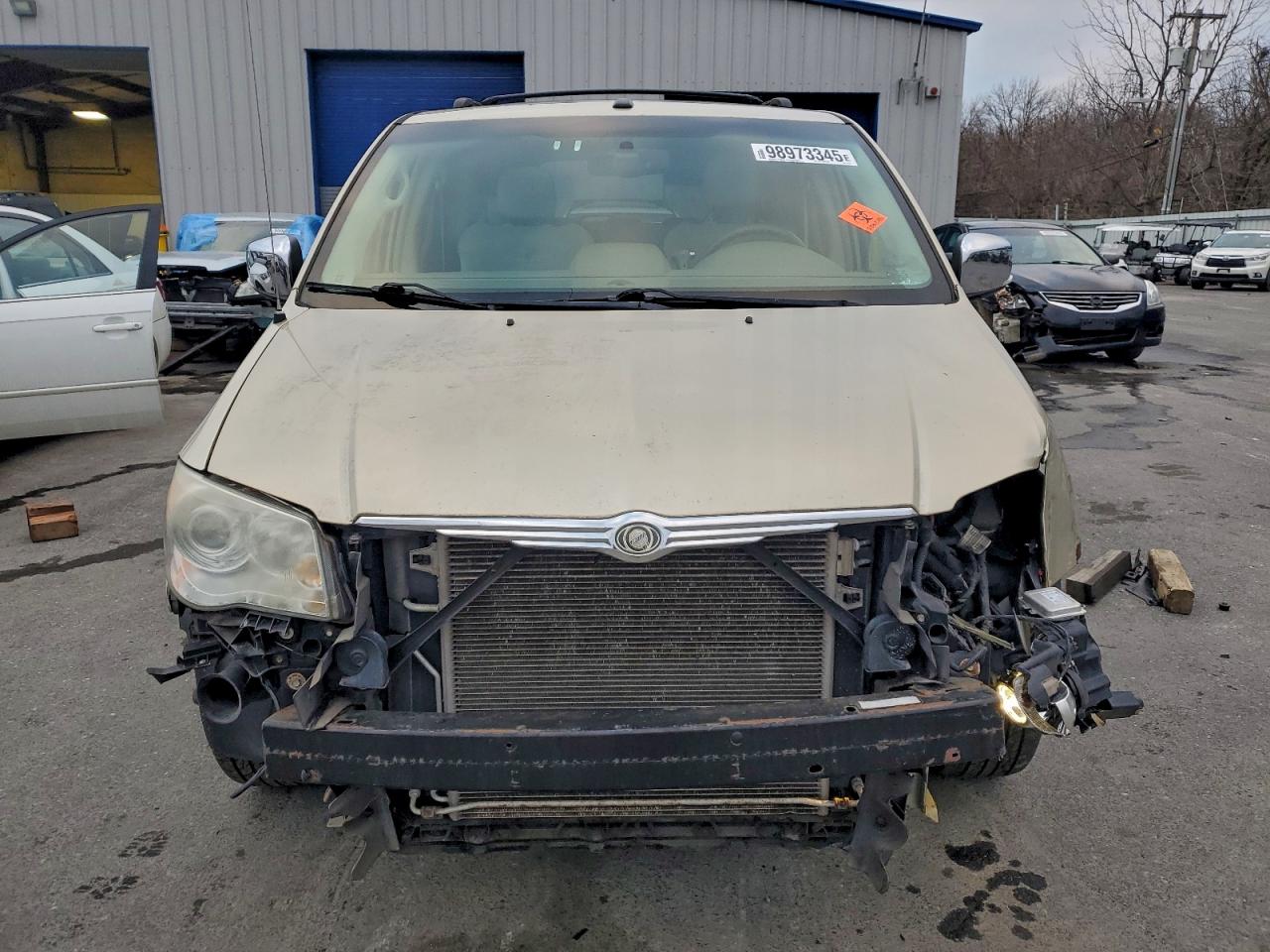 Chrysler Minivan Limited Image 8