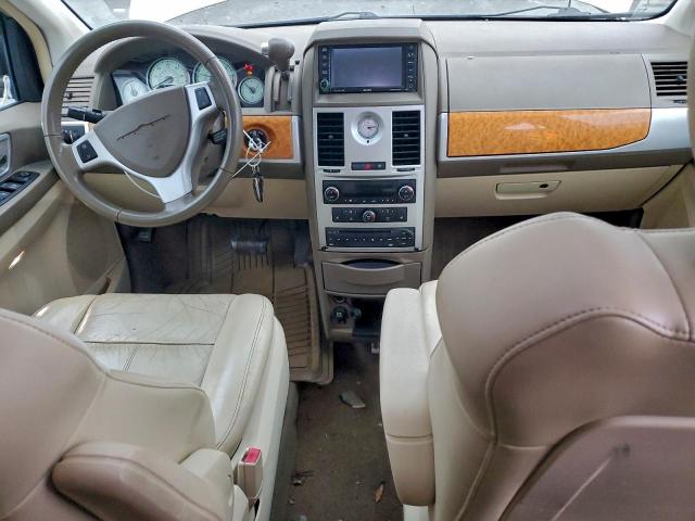 Chrysler Minivan Limited Image 10