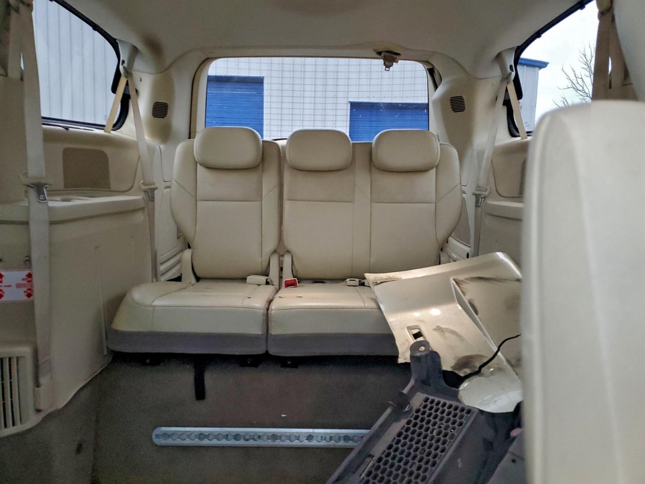 Chrysler Minivan Limited Image 12