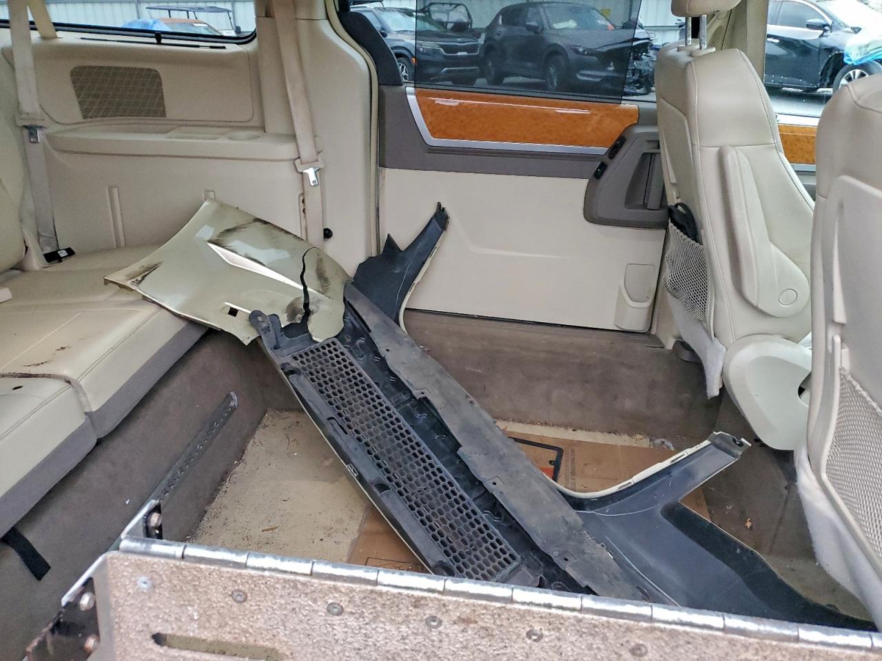 Chrysler Minivan Limited Image 4