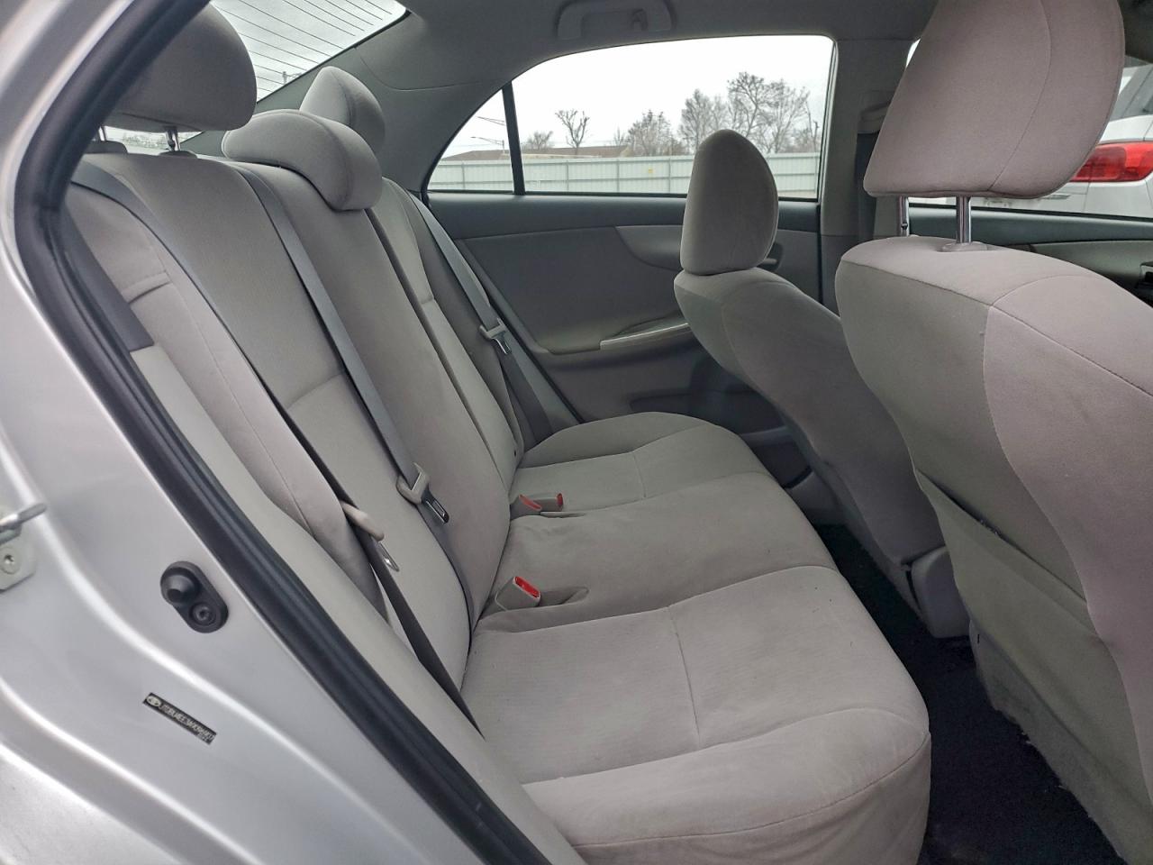 Toyota Corolla Base Image 11