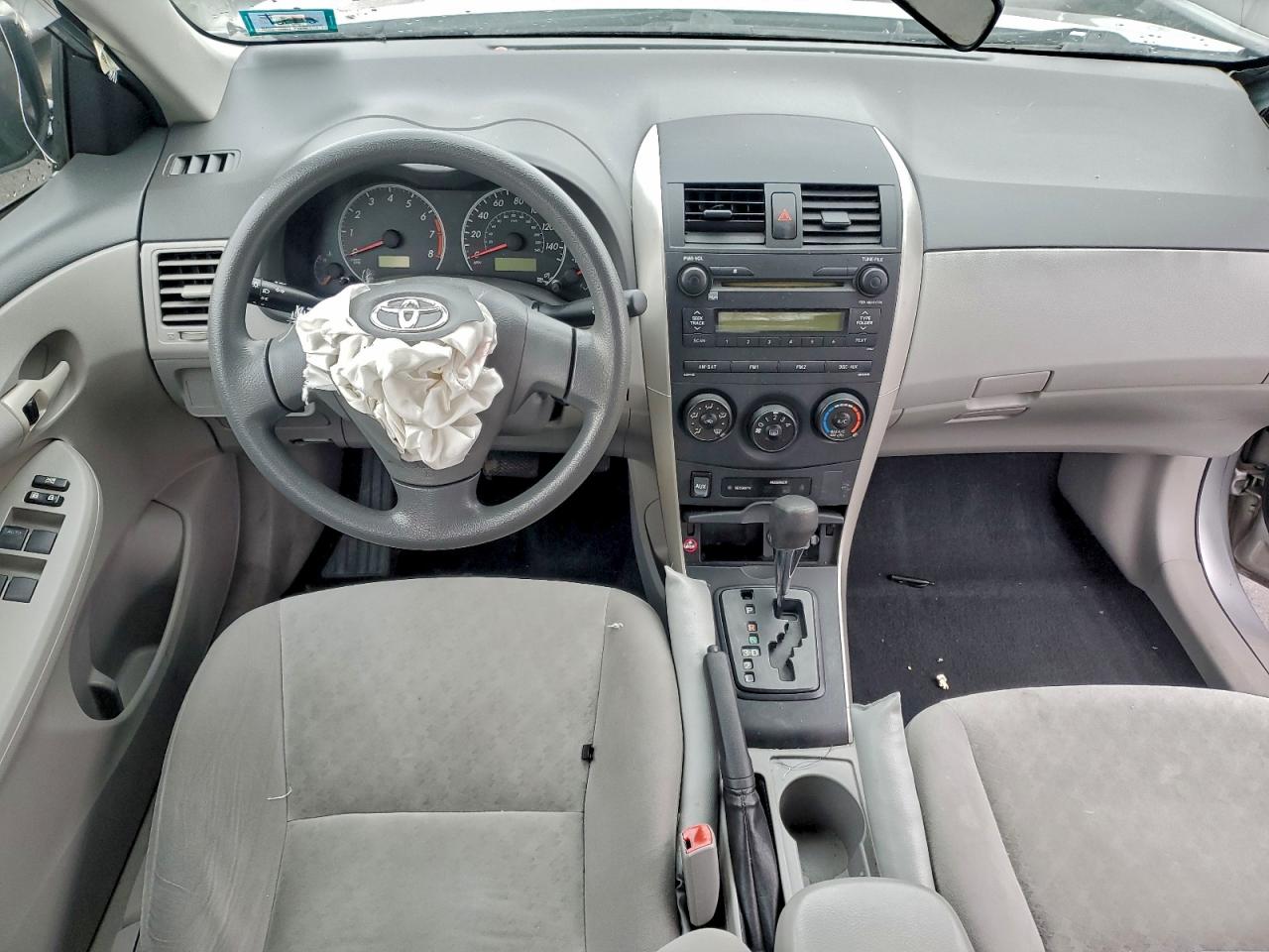 Toyota Corolla Base Image 13