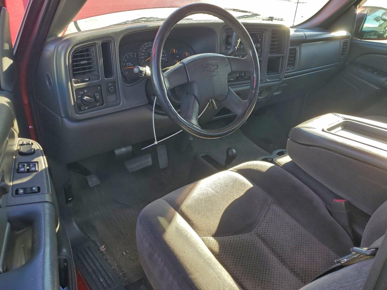 Chevrolet Silverado K1500 Image 3