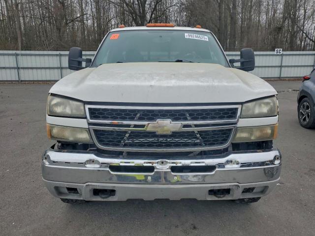 Chevrolet Silverado K3500 Image 2